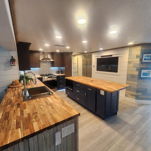 Fridge, microwave, oven, stovetop - Relax and enjoy at our dockside retreat with a 25 ft dock for your watercraft. (Nokomis)