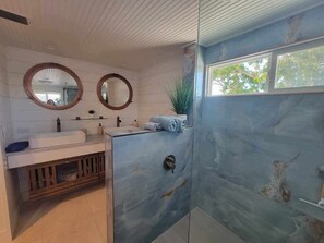 Shower, hair dryer, towels, soap - Relax and enjoy at our dockside retreat with a 25 ft dock for your watercraft. (Nokomis)