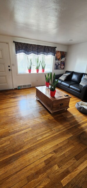 Interior - Cozy 2-bedroom house in fantastic N. Huntingdon with AC and fitness room,Office (Irwin)
