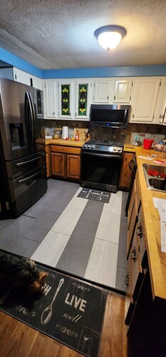 Cozy 2-bedroom house in fantastic N. Huntingdon with AC and fitness room,Office