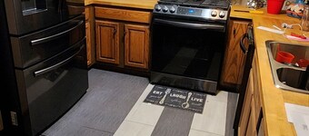 Cozy 2-bedroom house in fantastic N. Huntingdon with AC and fitness room,Office