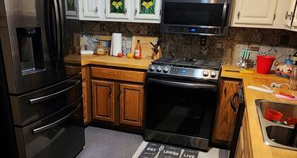 Cozy 2-bedroom house in fantastic N. Huntingdon with AC and fitness room,Office