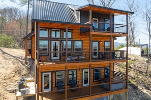 Exterior - Indoor Pool Cabin / Hot Tub / Close to Dollywood / Stay three & Play for Free (Sevierville)