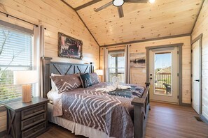 Free WiFi, bed sheets - Indoor Pool Cabin / Hot Tub / Close to Dollywood / Stay three & Play for Free (Sevierville)