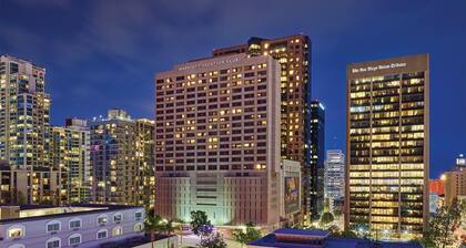Cozy 1-bedroom hotel suite with city view in downtown San Diego