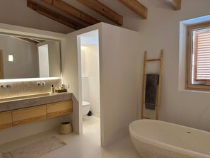 Een douche, een haardroger, handdoeken, zeep
