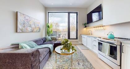 LUX 2025 Townhome - 10 Min to Downtown - FREE Parking - 2 Kitchens