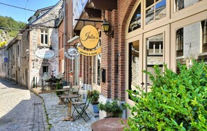 Outdoor dining - Pet friendly home in Rendeux with house a panoramic view (Rendeux)