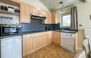 Fridge, microwave, stovetop, dishwasher - Nice home in Rendeux with house a panoramic view (Rendeux)