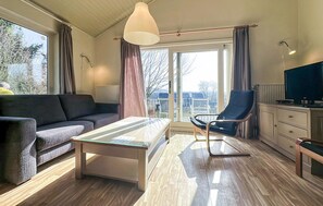 TV, fireplace, stereo - Nice home in Rendeux with house a panoramic view (Rendeux)