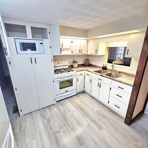 Private kitchen - Riverside Retreat for Families & Pets with Game Room (Lindley)