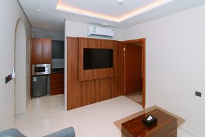 Suite Junior, pemandangan kota | Brankas, meja kerja, ruang kerja ramah laptop, dan tirai kedap cahaya