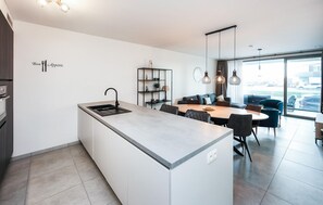 Fridge, microwave, dishwasher, coffee/tea maker - Gorgeous apartment in Oostende with WiFi (Oostende)