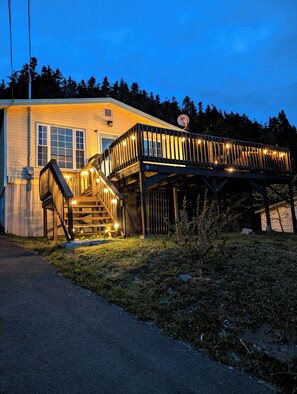 Ein zweistöckiges Gebäude mit einer Holzdirektfläche und einer Treppe zum Eingang.