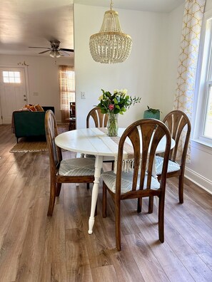 Dining - Downtown Queen- Walk to shops and restaurants (Wilmington)