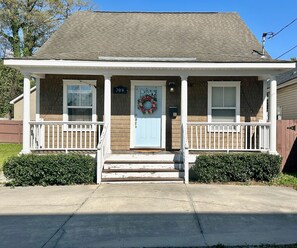 Exterior detail - Downtown Queen- Walk to shops and restaurants (Wilmington)