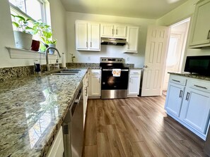 Fridge, microwave, oven, stovetop - Downtown Queen- Walk to shops and restaurants (Wilmington)