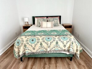 2 bedrooms, free WiFi, bed sheets - Downtown Queen- Walk to shops and restaurants (Wilmington)