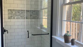 Een douche, een haardroger, handdoeken
