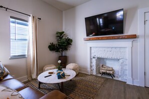 TV - The Alley Hideaway- Walk to shops and restaurants (Wilmington)