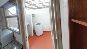Een badkamer met toilet, wastafel en raam.
