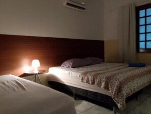 Una scrivania, postazione laptop, Wi-Fi gratuito, lenzuola