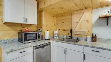 Coffee/tea maker, fridge, microwave, stovetop