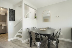 Dining - Modern Charmer: Sleeps 10, Near Denver & Mountains (Wheat Ridge)