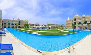 Chambre Familiale, vue mer | Piscine | 3 piscines extérieures