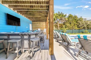 Outdoor dining - Pirates & Paradise: Private Pool, Home Theatre, and Pet Friendly (Surf City)