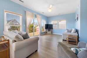TV - Pirates & Paradise: Private Pool, Home Theatre, and Pet Friendly (Surf City)