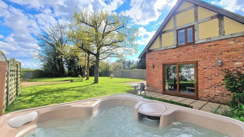 Private Country Retreat With Hot Tub