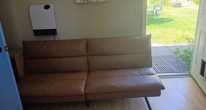 Peaceful 1-bedroom studio in charming Libby perfect for relaxing stay