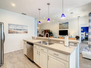 Private kitchen - Our Sunshine Villa 15 Min To Disney (Kissimmee)