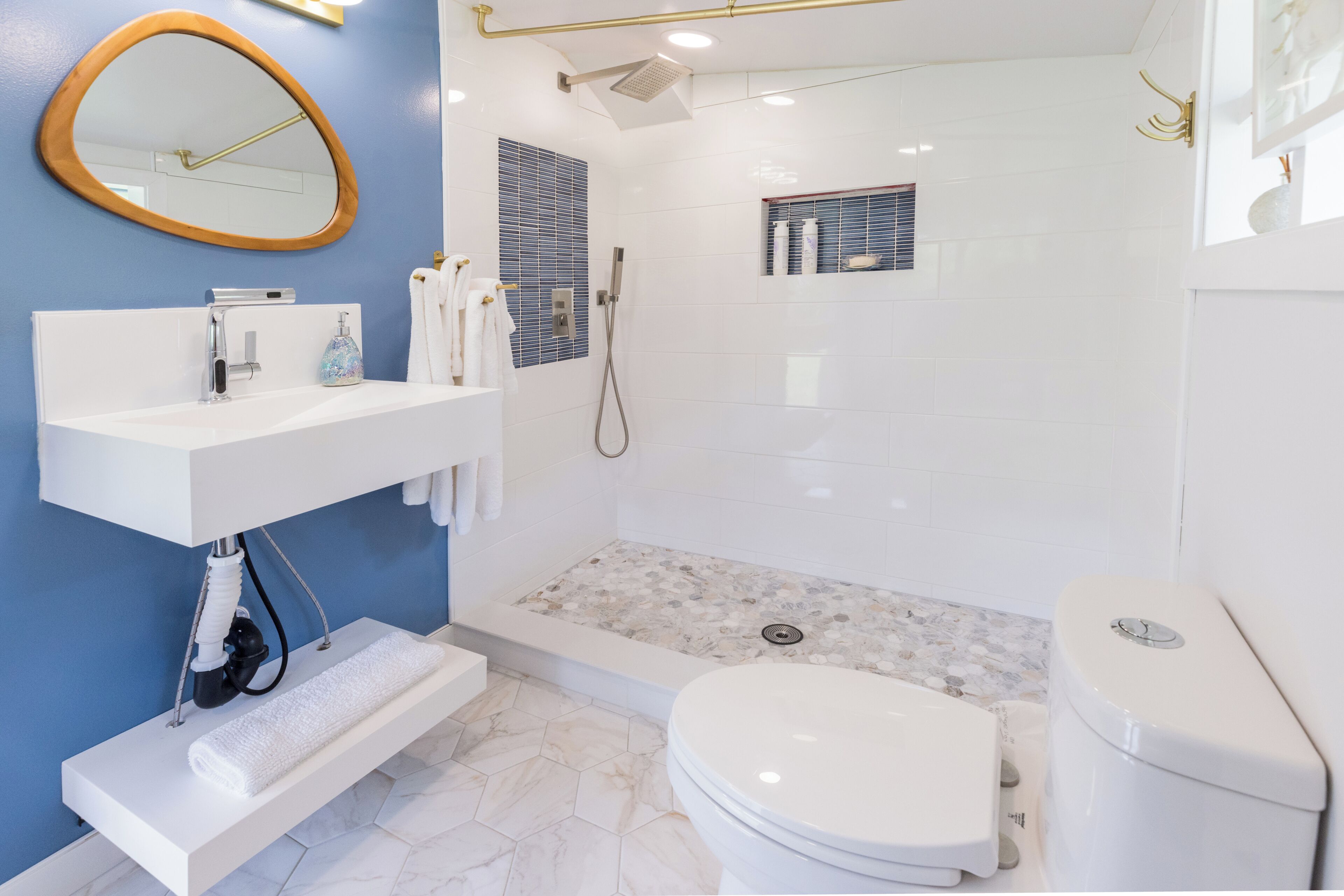 Towels, soap, shampoo, toilet paper