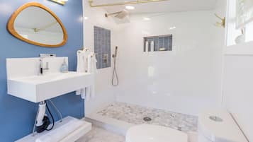 Towels, soap, shampoo, toilet paper