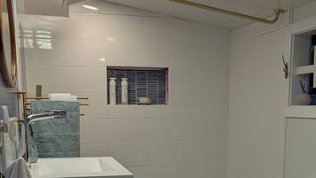 Serviettes fournies, savon, shampoing, papier toilette