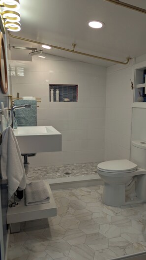 Towels, soap, shampoo, toilet paper