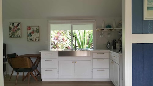 Serene 1-bedroom modern cottage in Keaau perfect for a relaxing getaway.