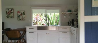 Serene 1-bedroom modern cottage in Keaau perfect for a relaxing getaway.