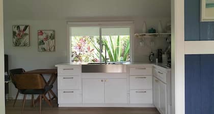 Serene 1-bedroom modern cottage in Keaau perfect for a relaxing getaway.