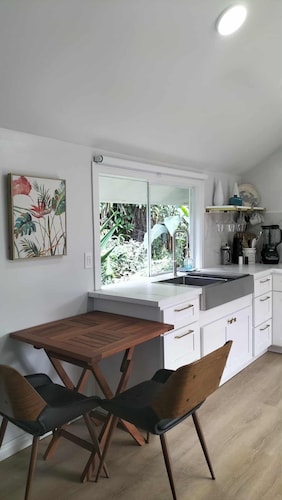 Serene 1-bedroom modern cottage in Keaau perfect for a relaxing getaway.