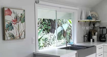 Serene 1-bedroom modern cottage in Keaau perfect for a relaxing getaway.