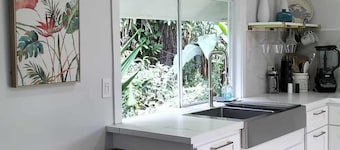 Serene 1-bedroom modern cottage in Keaau perfect for a relaxing getaway.