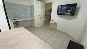 1 chambre, bureau, fer et planche à repasser, Wi-Fi gratuit