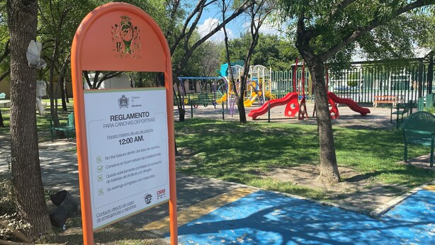 A playground with a sign indicating rules for use, including a 12:00 AM curfew and no littering. - Loft en Distrito Tec. a 5 min a Fundidora. Walmart Nuevo Sur, Seguro y caminable (Monterrey)