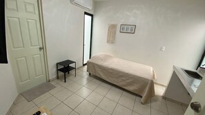 1 室のベッドルーム、デスク、アイロン / アイロン台、WiFi (無料)