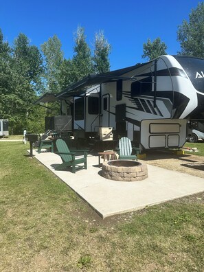 Exterior - Beautiful RV 2-bedroom w Loft Bed-sleeps 6 comfortably. We deliver, you enjoy! (Littleton)