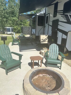 Property grounds - Beautiful RV 2-bedroom w Loft Bed-sleeps 6 comfortably. We deliver, you enjoy! (Littleton)