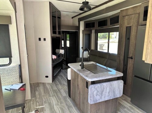 Beautiful RV 2-bedroom w Loft Bed-sleeps 6 comfortably. We deliver, you enjoy!